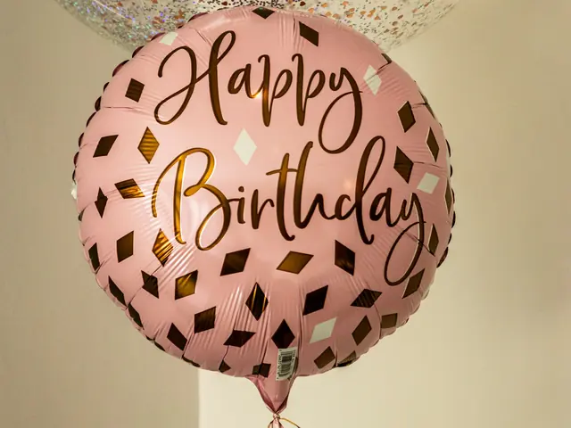 Розов фолиев балон с надпис Happy Birthday и прозрачен балон с конфети
